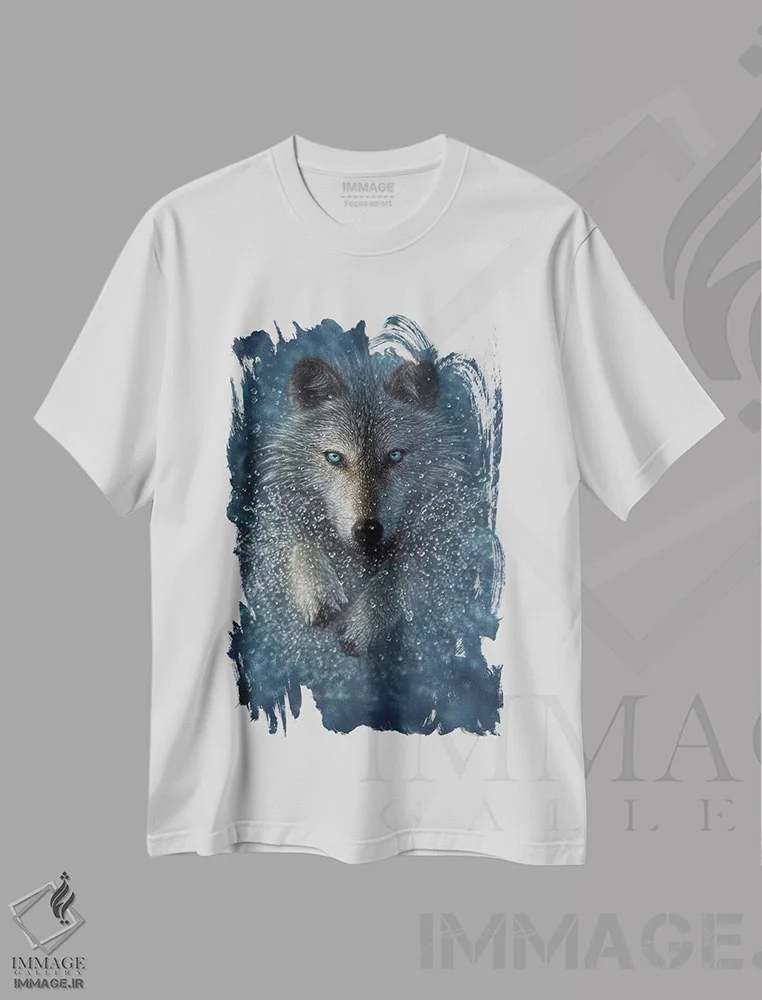 تیشرت سفید طرح دار پاشیدن آب توسط گرگ در حال دویدن، دکور کلبه و لژ اثر کالین بوگل | immage.ir