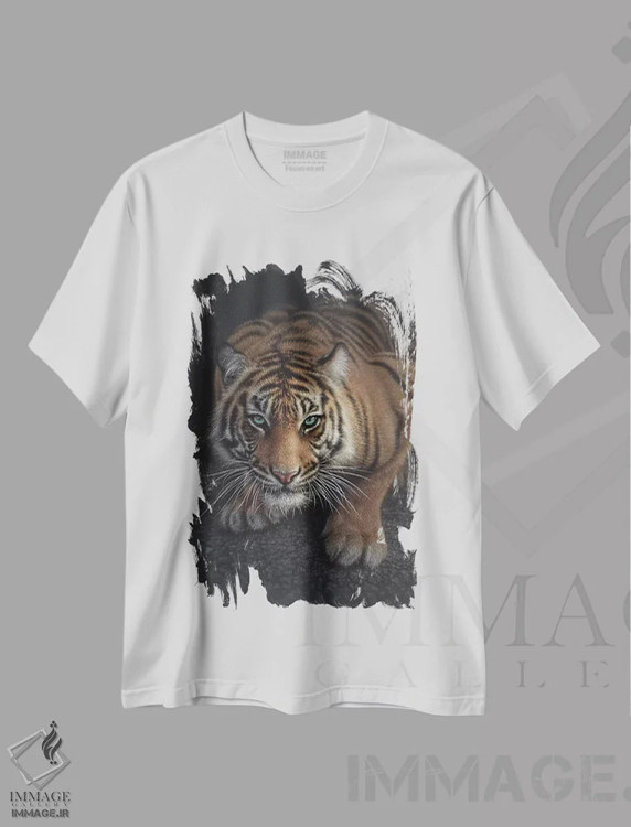 تیشرت سفید طرح دار ببر کمین کرده، هنر فاخر معاصر اثر کالین بوگل | فروشگاه ایماژ