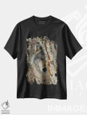 تیشرت مشکی طرح دار مواجهه نزدیک با گرگ، دکور کلبه و لژ اثر کالین بوگل | immage.ir
