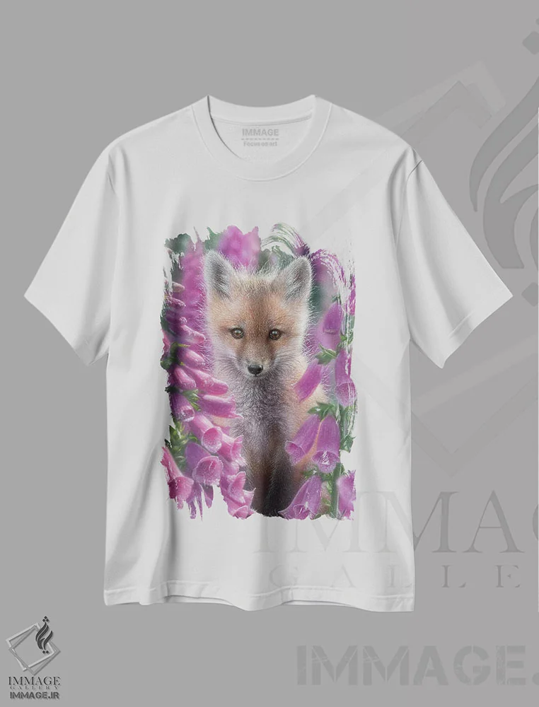 تیشرت سفید طرح دار گل انگشتانه، هنر فاخر معاصر اثر کالین بوگل | immage.ir