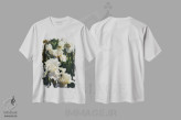 تیشرت سفید طرح دار باغ زنبق، هنر فاخر معاصر اثر کالین بوگل | immage.ir