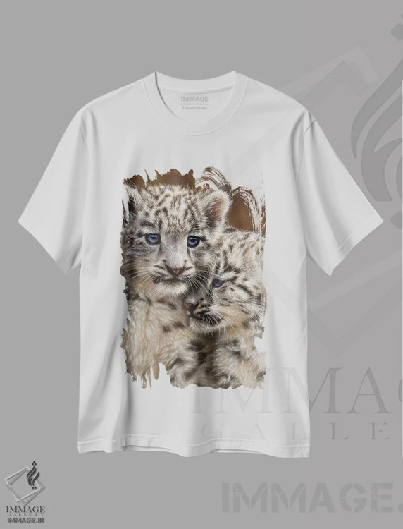 تیشرت سفید طرح دار بچه پلنگ های برفی همبازی، هنر فاخر معاصر اثر کالین بوگل | immage.ir