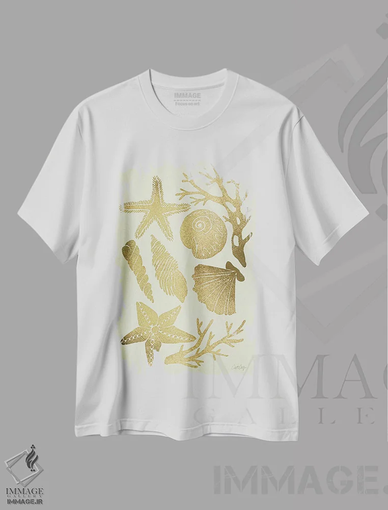 تیشرت سفید طرح دار صدف های طلایی، دکور ساحلی اثر کت کوکیلت | فروشگاه ایماژ