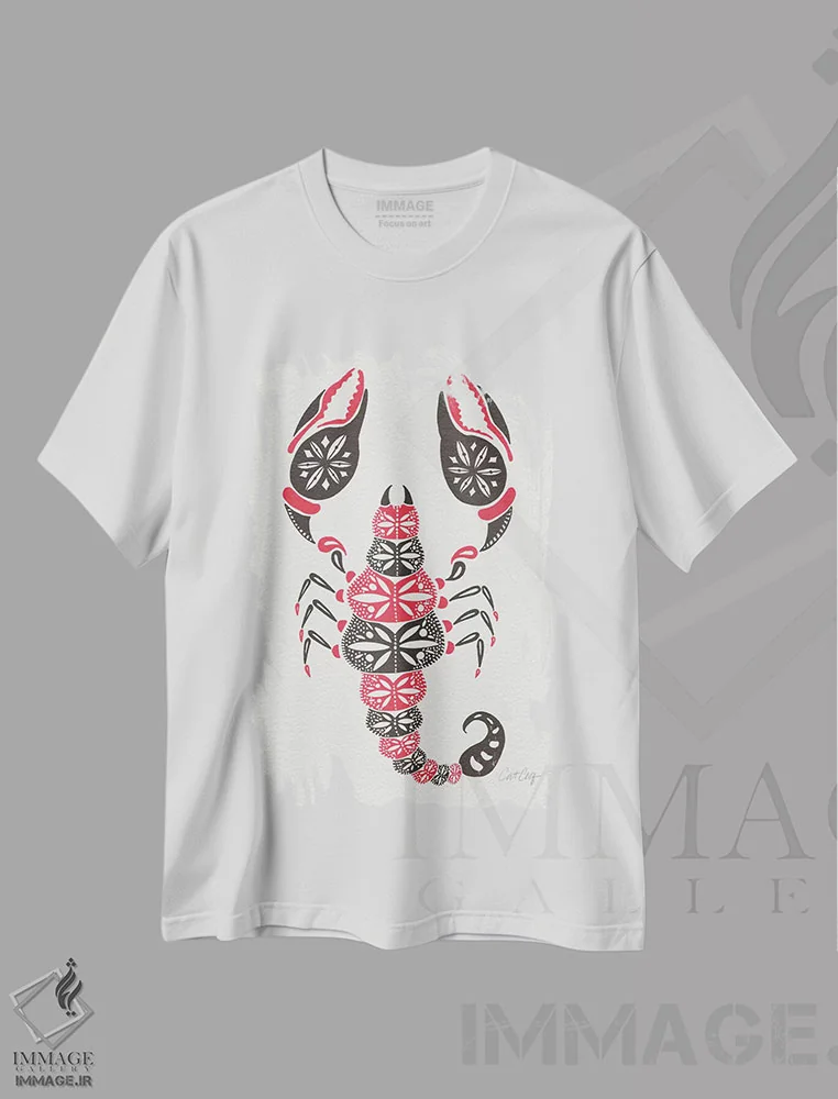 تیشرت سفید طرح دار عقرب خاکستری و صورتی، تزئینی اثر کت کوکیلت | immage.ir