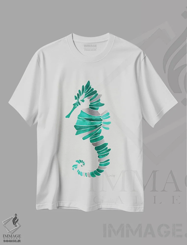 تیشرت سفید طرح دار اسب دریایی تنها، دکور ساحلی اثر کت کوکیلت | فروشگاه ایماژ