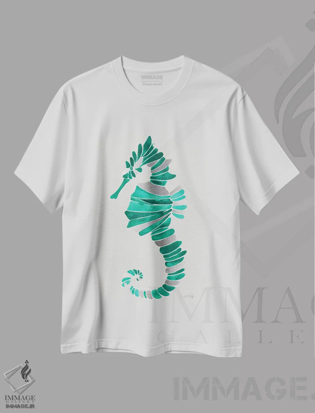 تیشرت سفید طرح دار اسب دریایی تنها، دکور ساحلی اثر کت کوکیلت | فروشگاه ایماژ