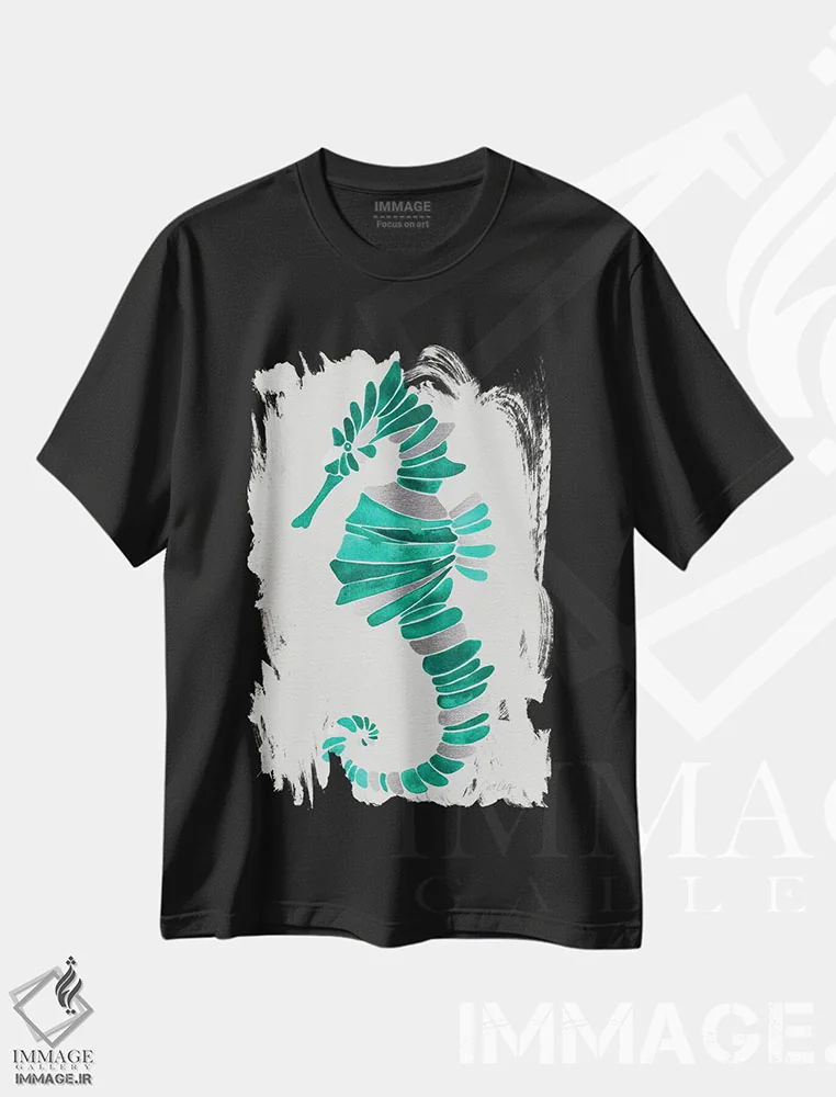 تیشرت مشکی طرح دار اسب دریایی تنها، دکور ساحلی اثر کت کوکیلت | immage.ir