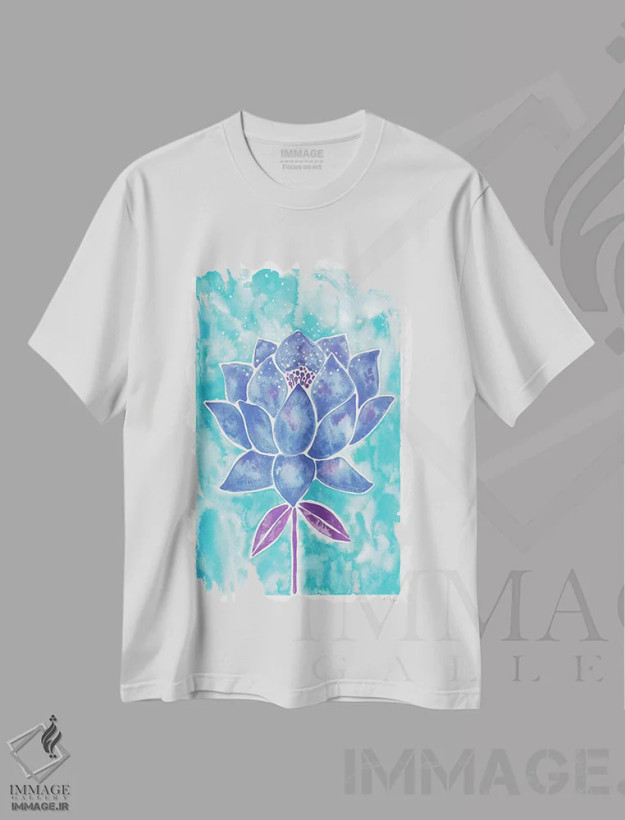 تیشرت سفید طرح دار شکوفه نیلوفر روی زمینه آبی، تزئینی اثر کت کوکیلت | فروشگاه ایماژ