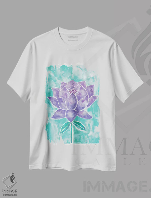 تیشرت سفید طرح دار شکوفه نیلوفر اسطوخودوس و نعناعی، دکور آسیایی اثر کت کوکیلت | immage.ir