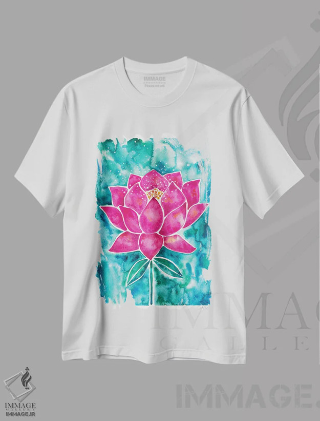 تیشرت سفید طرح دار شکوفه نیلوفر روی زمینه ارغوانی، دکور آسیایی اثر کت کوکیلت | فروشگاه ایماژ