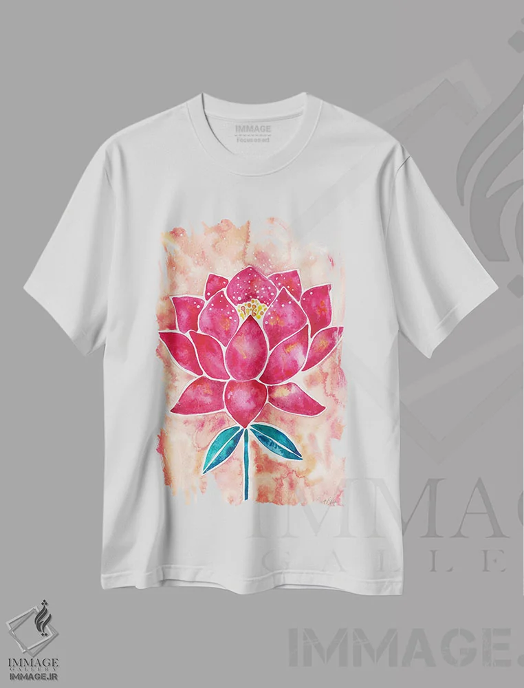تیشرت سفید طرح دار شکوفه نیلوفر با زمینه هلویی و ارغوانی، دکور آسیایی اثر کت کوکیلت | immage.ir