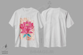 تیشرت سفید طرح دار شکوفه نیلوفر با زمینه هلویی و ارغوانی، دکور آسیایی اثر کت کوکیلت | immage.ir