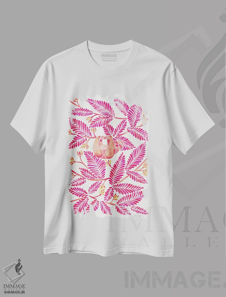 تیشرت سفید طرح دار تنبل صورتی، دکور بوهمی اثر کت کوکیلت | immage.ir