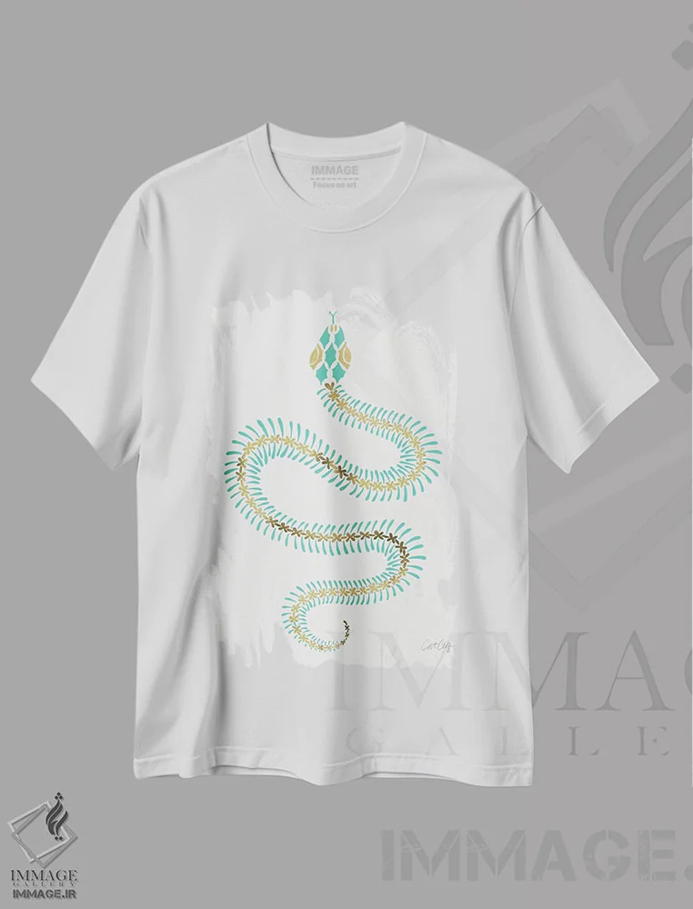تیشرت سفید طرح دار استخوان بندی مار فیروزه ای و طلایی، تزئینی اثر کت کوکیلت | immage.ir