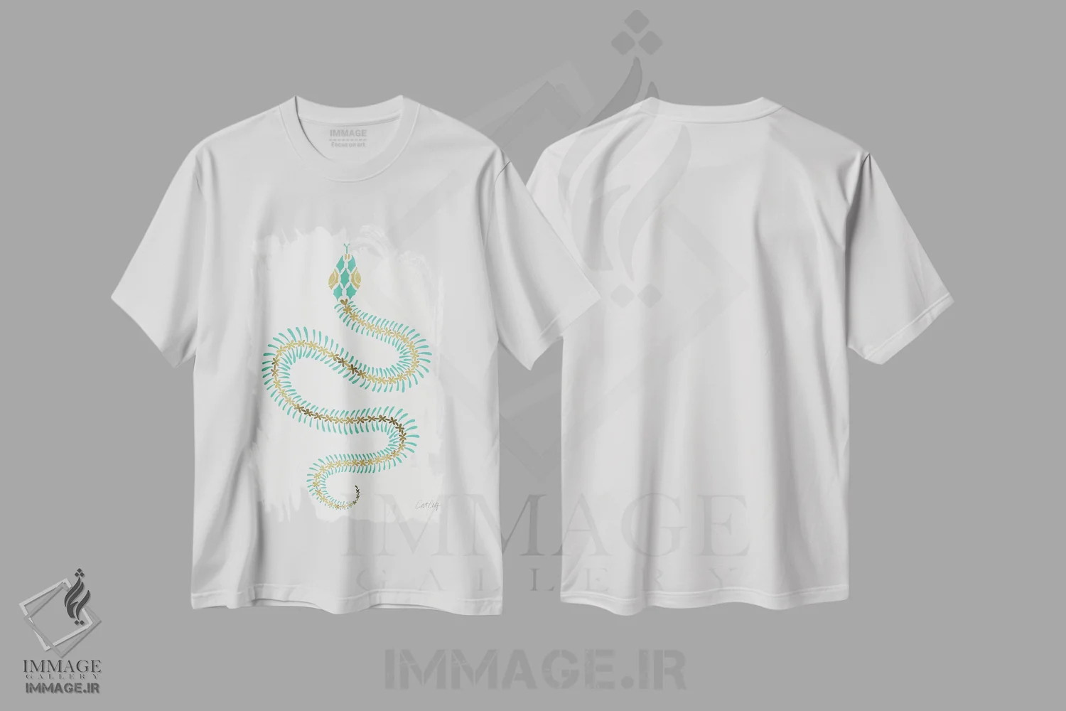 تیشرت سفید طرح دار استخوان بندی مار فیروزه ای و طلایی، تزئینی اثر کت کوکیلت | immage.ir