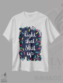 تیشرت سفید طرح دار چند رنگ بر سرمه ای، تابلو و عبار ت های کریسمسی اثر کت کوکیلت | فروشگاه ایماژ