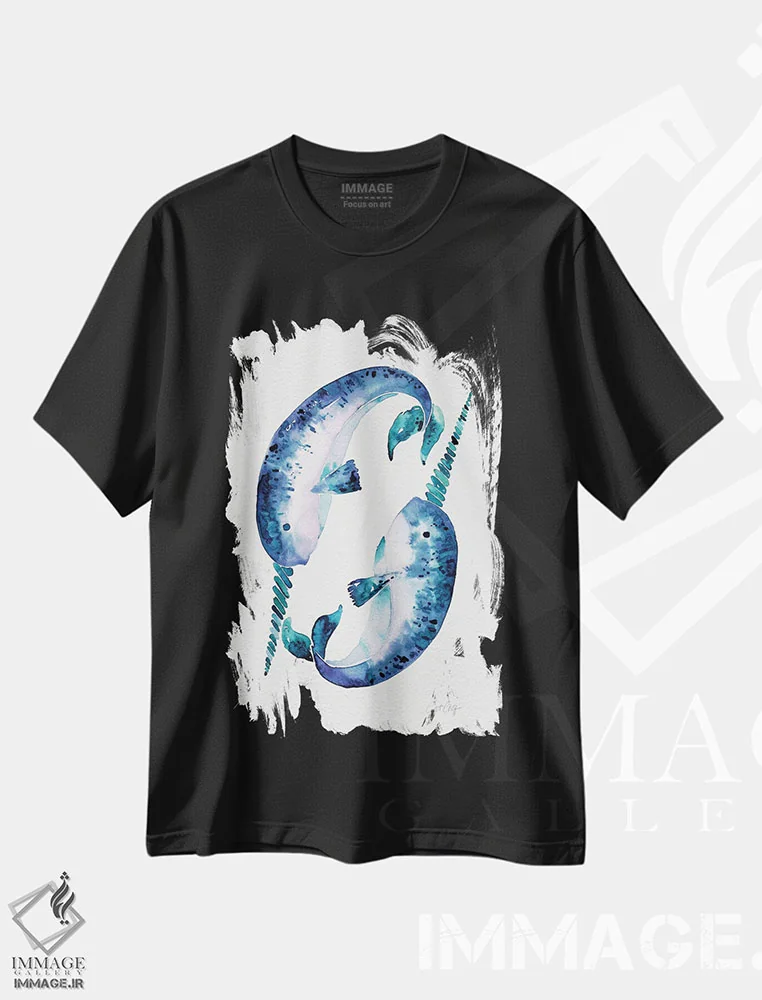 تیشرت مشکی طرح دار نارووال های آبی، دکور ساحلی اثر کت کوکیلت | فروشگاه ایماژ