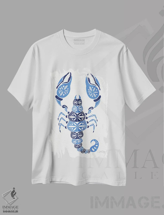 تیشرت سفید طرح دار عقرب آبی ها، تزئینی اثر کت کوکیلت | immage.ir