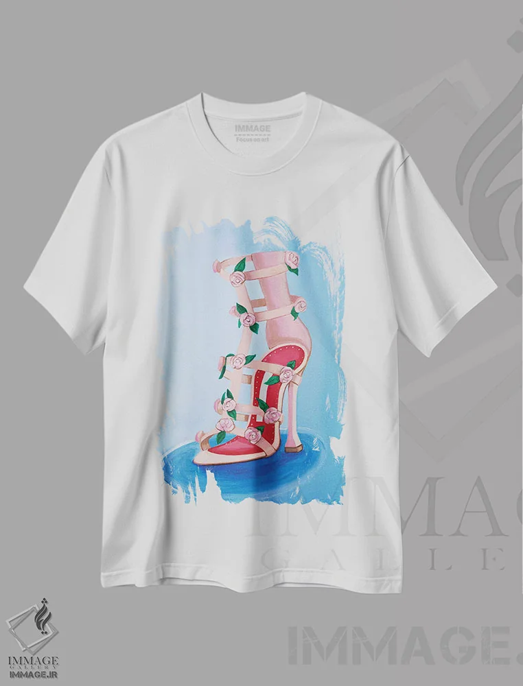 تیشرت سفید طرح دار پاشنه رز مانولو بلانیک، هنر فاخر معاصر اثر سیسی گیدی | immage.ir