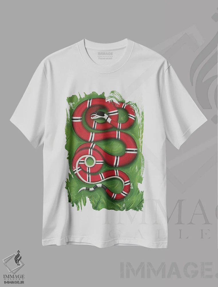 تیشرت سفید طرح دار مار روی چمن، هنر فاخر معاصر اثر سیسی گیدی | فروشگاه ایماژ