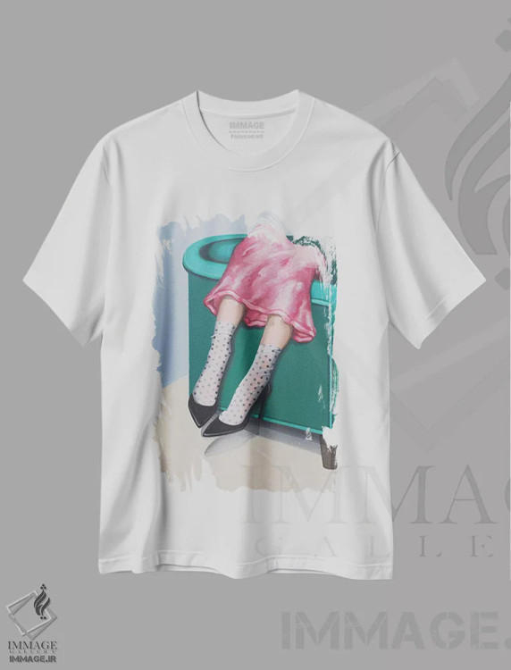 تیشرت سفید طرح دار دختر با جوراب خال خالی و کفش پاشنه بلند مشکی، هنر فاخر معاصر اثر سیسی گیدی | فروشگاه ایماژ