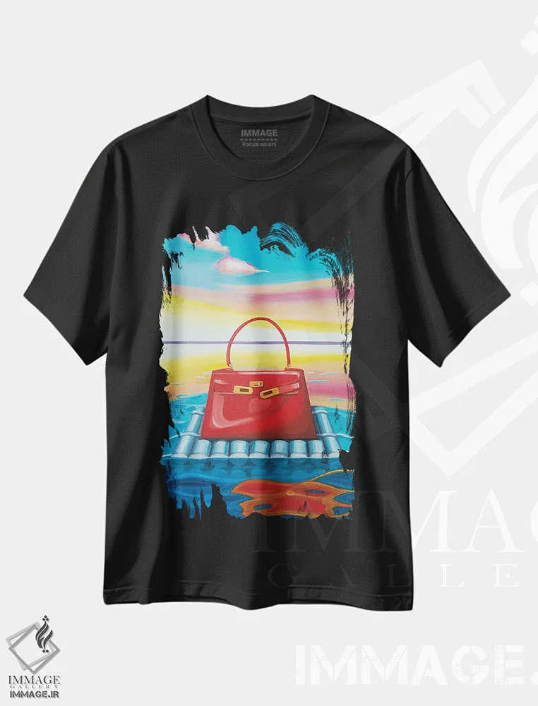 تیشرت مشکی طرح دار کِلی روی قایق بادی شناور، هنر فاخر معاصر اثر سیسی گیدی | immage.ir