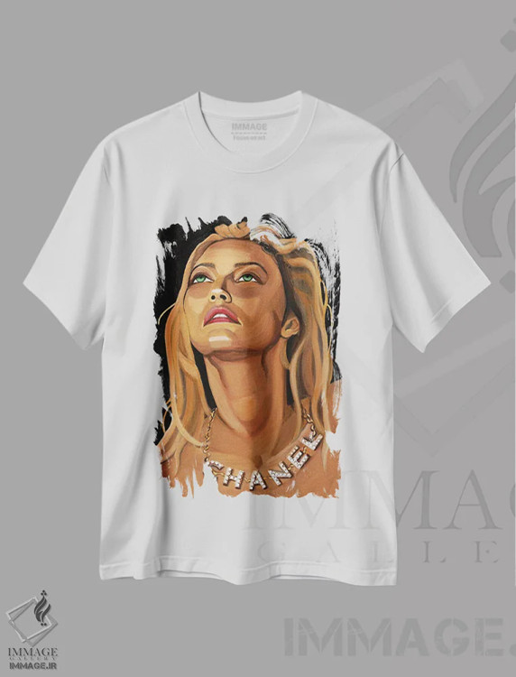 تیشرت سفید طرح دار دختر با گردنبند شنل، مدیوم اثر سیسی گیدی | immage.ir