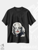 تیشرت مشکی طرح دار مرلین لب سرخ با لباس مشکی، هنر دیجیتال اثر کریس کنسانی | فروشگاه ایماژ