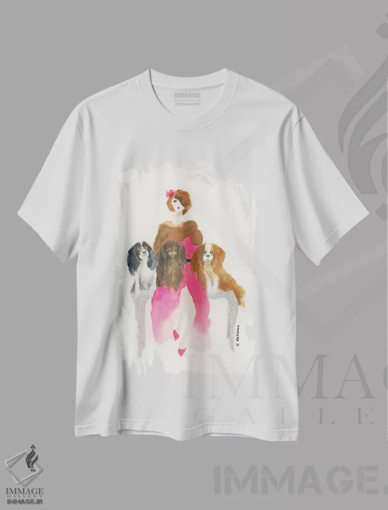 تیشرت سفید طرح دار بانوی کاوالیِر صورتی پوش، دکور معاصر اثر کانی کالم | فروشگاه ایماژ