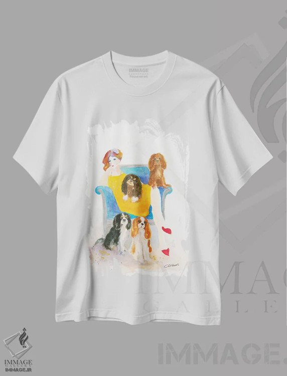 تیشرت سفید طرح دار بانوی کاوالیِر روی صندلی آبی، دکور معاصر اثر کانی کالم | immage.ir
