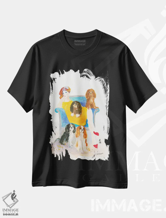 تیشرت مشکی طرح دار بانوی کاوالیِر روی صندلی آبی، دکور معاصر اثر کانی کالم | فروشگاه ایماژ