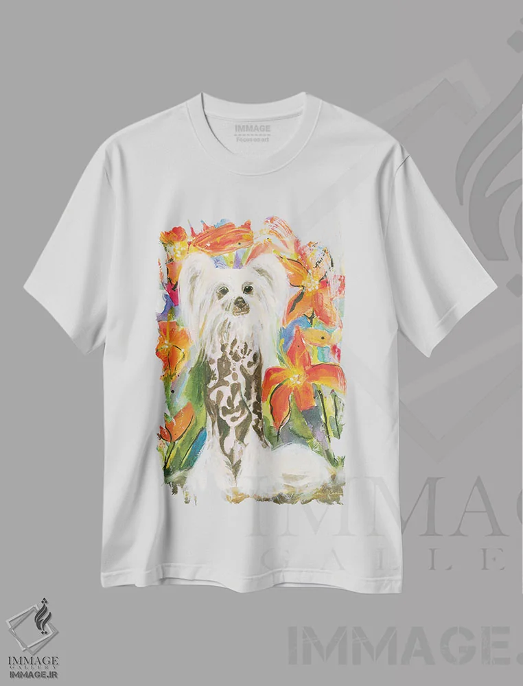تیشرت سفید طرح دار زویی در میان لیلیوم ها، مدیوم اثر کانی کالم | immage.ir