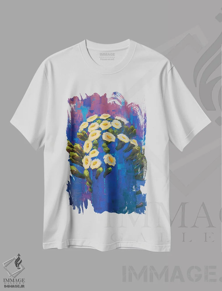 تیشرت سفید طرح دار ساگوارو در آبی، هنر فاخر معاصر اثر کدی دی لانگ | فروشگاه ایماژ
