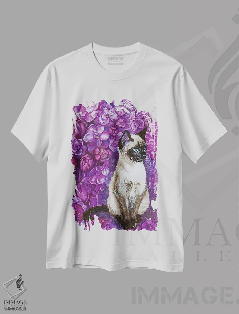 تیشرت سفید طرح دار گربه با لیلاک ها، مدیوم اثر سیندی دودس | فروشگاه ایماژ
