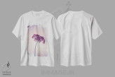 تیشرت سفید طرح دار یاس بنفش، تزئینی اثر کلودیا دروسرت | immage.ir
