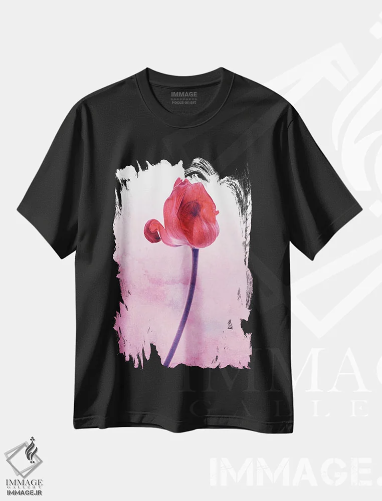 تیشرت مشکی طرح دار لاله قرمز، تزئینی اثر کلودیا دروسرت | immage.ir
