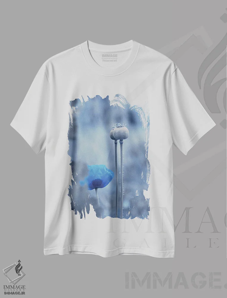 تیشرت سفید طرح دار ماه آبی، عکاسی ماکرو اثر کلودیا دروسرت | immage.ir