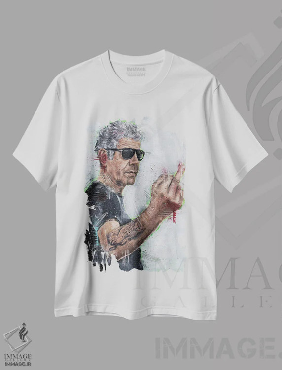 تیشرت سفید طرح دار آنتونی بوردین در حال پشت و رو کردن، هنر فاخر معاصر اثر کدی سن | immage.ir