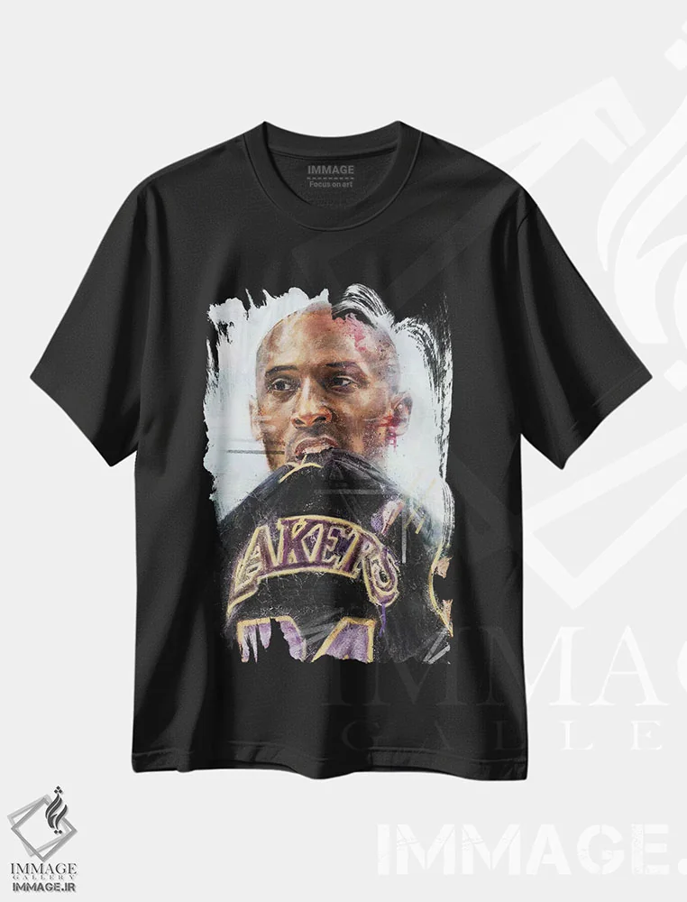 تیشرت مشکی طرح دار کوبه برایانت در حال گاز گرفتن پیراهن، هنر آمریکایی آفریقایی تبار اثر کدی سن | immage.ir