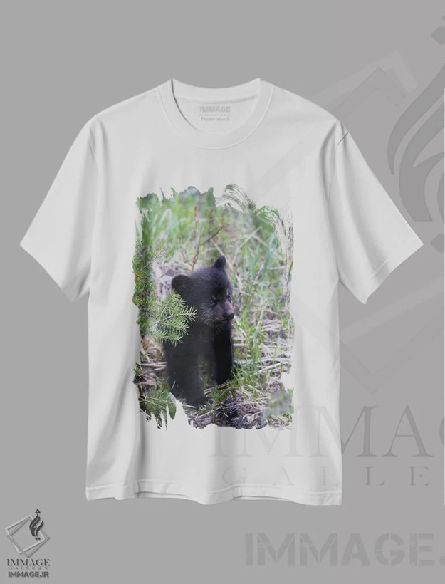 تیشرت سفید طرح دار توله خرس سیاه در حال کاوش، عکاسی ماکرو اثر کن آرچر | فروشگاه ایماژ