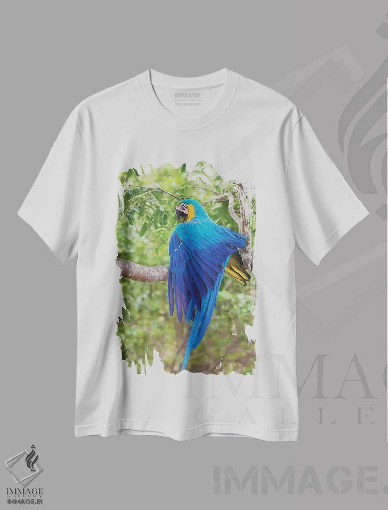 تیشرت سفید طرح دار ماکائوی آبی و طلایی در حال کشیدن بال، عکاسی ماکرو اثر کن آرچر | فروشگاه ایماژ