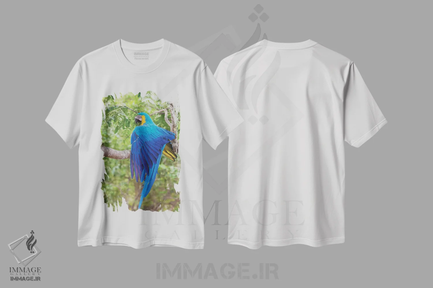 تیشرت سفید طرح دار ماکائوی آبی و طلایی در حال کشیدن بال، عکاسی ماکرو اثر کن آرچر | فروشگاه ایماژ