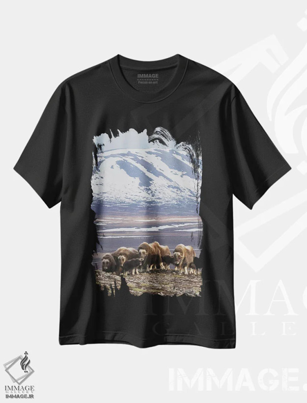 تیشرت مشکی طرح دار Arctic habitat,گله گاومیش مشکین، زیستگاه شمالگان، عکاسی ماکرو اثر کن آرچر | فروشگاه ایماژ