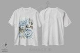 تیشرت سفید طرح دار گل رز روستایی آبی ۱، تزئینی اثر مارسی چپمن | immage.ir
