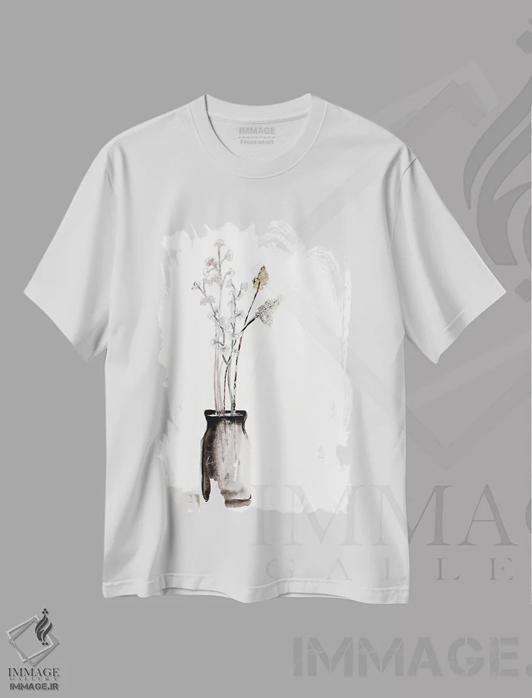 تیشرت سفید طرح دار قطعه کوچکی از چیدمان میز، تزئینی اثر مارسی چپمن | immage.ir