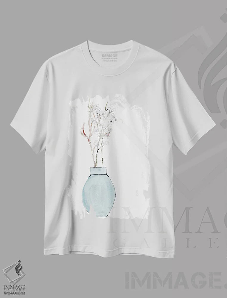 تیشرت سفید طرح دار ساده و آبی، تزئینی اثر مارسی چپمن | immage.ir