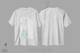 تیشرت سفید طرح دار ساده و آبی، تزئینی اثر مارسی چپمن | immage.ir