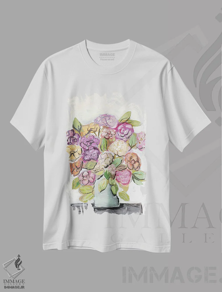 تیشرت سفید طرح دار در آفتاب قرار گرفته، تزئینی اثر مارسی چپمن | فروشگاه ایماژ