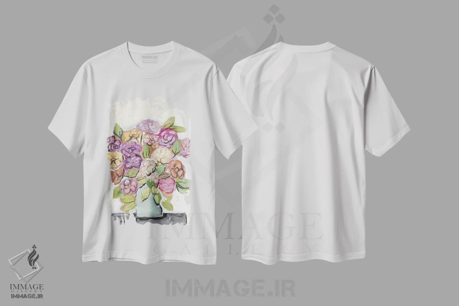 تیشرت سفید طرح دار در آفتاب قرار گرفته، تزئینی اثر مارسی چپمن | فروشگاه ایماژ