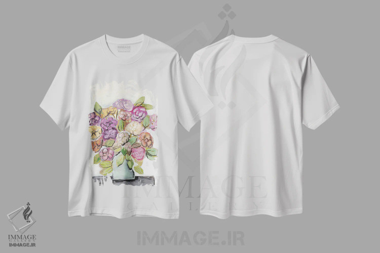 تیشرت سفید طرح دار در آفتاب قرار گرفته، تزئینی اثر مارسی چپمن | فروشگاه ایماژ